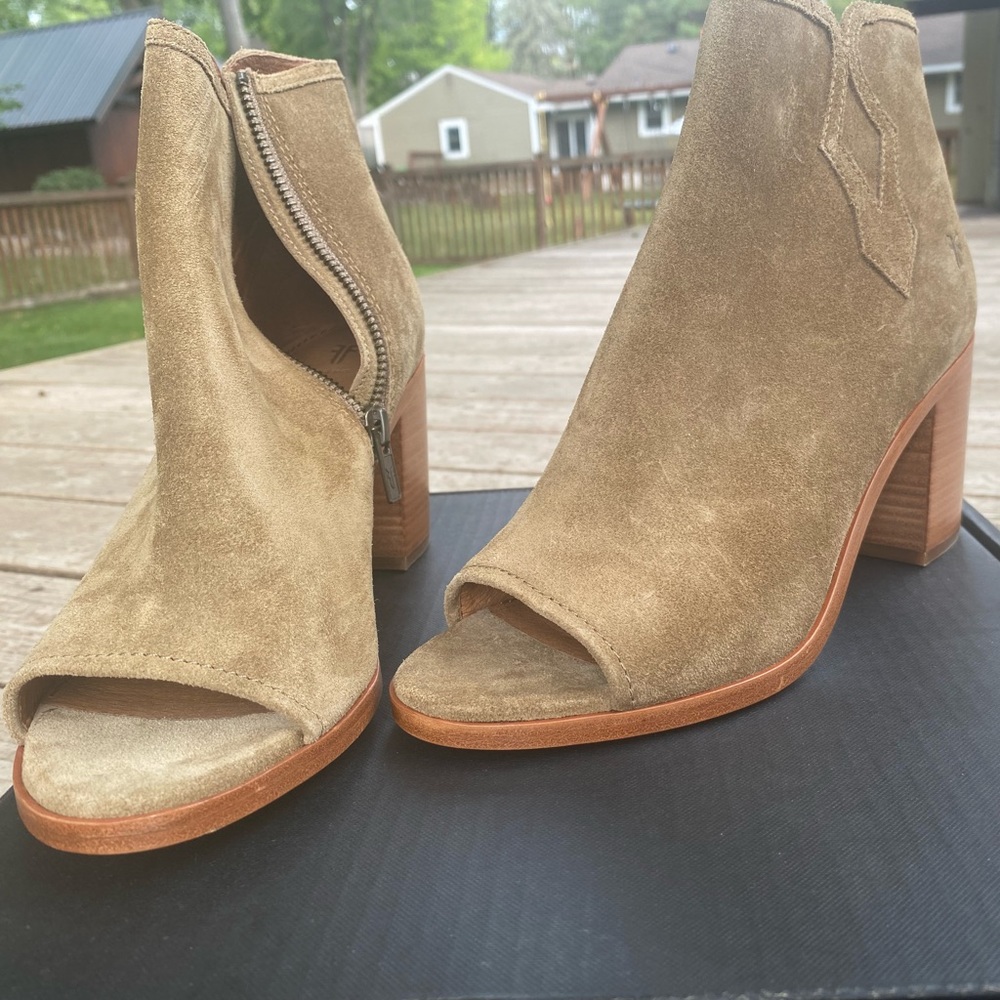NWT Frye Danica Peep Bootie Size 9 in color Sand